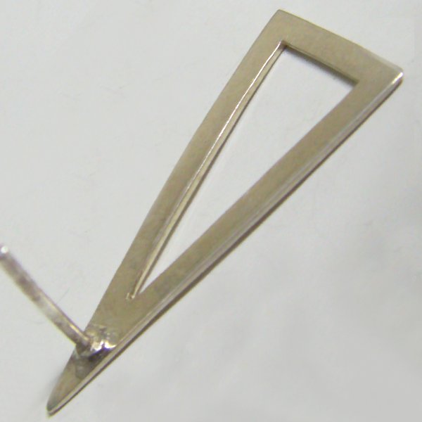 (e1144)Silver earrings in triangular shape.